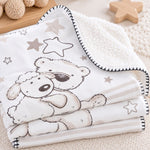 Weiße Babydecke Kleiner Lieblingsmensch gefaltet mit flauschiger Rückseite und dunkler Ziernaht