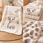 Babydecke Kleiner Leo im Kinderzimmer mit Ansichten von Vorderseite, Rückseite und weichem Materialdetail