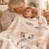 Oma und Enkelkind kuscheln gemeinsam mit der personalisierten Babydecke Kleiner Leo
