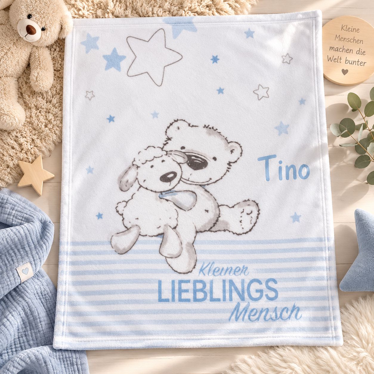 Blaue Babydecke mit Bärchenmotiv und Namen im Kinderzimmer