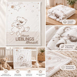 Braune Babydecke mit Bärchenmotiv, Faltansicht und weicher Materialstruktur