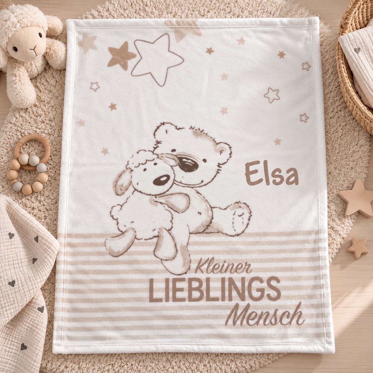 Braune Babydecke mit Bärchenmotiv und Namen im Kinderzimmer