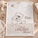 Braune Babydecke mit Bärchenmotiv und Namen im Kinderzimmer