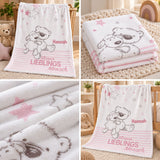 Rosa Babydecke mit Bärchenmotiv, Faltansicht und weicher Materialstruktur