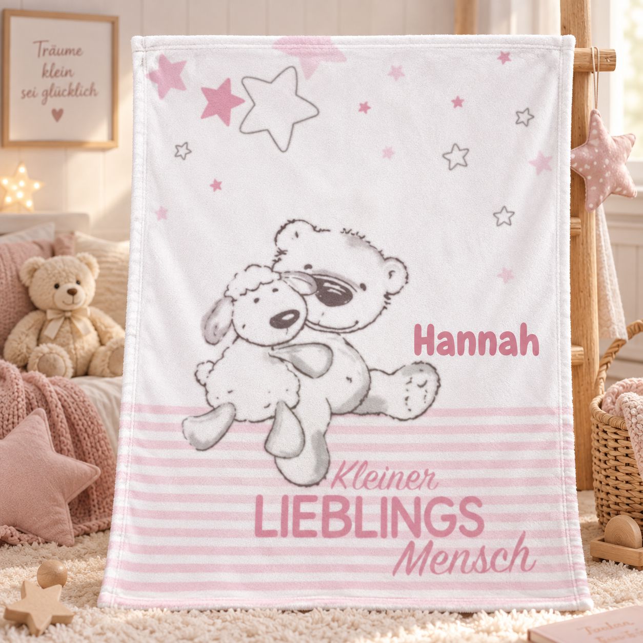 Rosa Babydecke mit Bärchenmotiv und Namen im Kinderzimmer