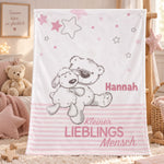 Rosa Babydecke mit Bärchenmotiv und Namen im Kinderzimmer