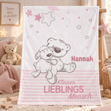 Rosa Babydecke mit Bärchenmotiv und Namen im Kinderzimmer