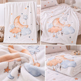 Detailansichten der Babydecke mit Mond, Wolken und Sternen