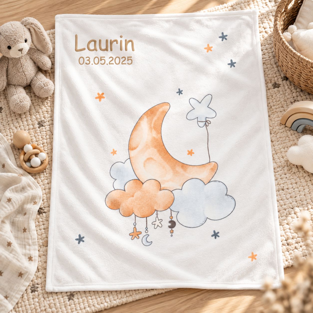 Weiße Babydecke mit Namen und Mond-und-Sterne-Motiv
