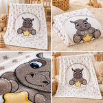 Weiße Babydecke mit Nashornmotiv in verschiedenen Ansichten und Nahaufnahme der weichen Oberfläche