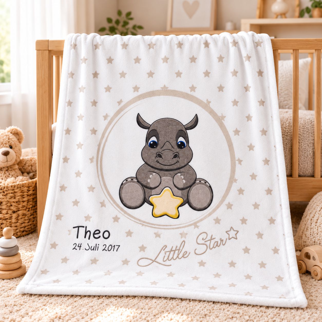 Personalisierte weiße Babydecke mit Nashornmotiv und Namen Theo im Kinderzimmer