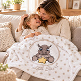 Mutter und Kind kuscheln gemeinsam mit der weißen Babydecke mit Nashornmotiv