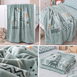 Detailansichten der Babydecke nordic forest 