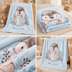 Hellblaue Babydecke mit Pinguinmotiv in verschiedenen Ansichten und Detailaufnahme des Flauschmaterials