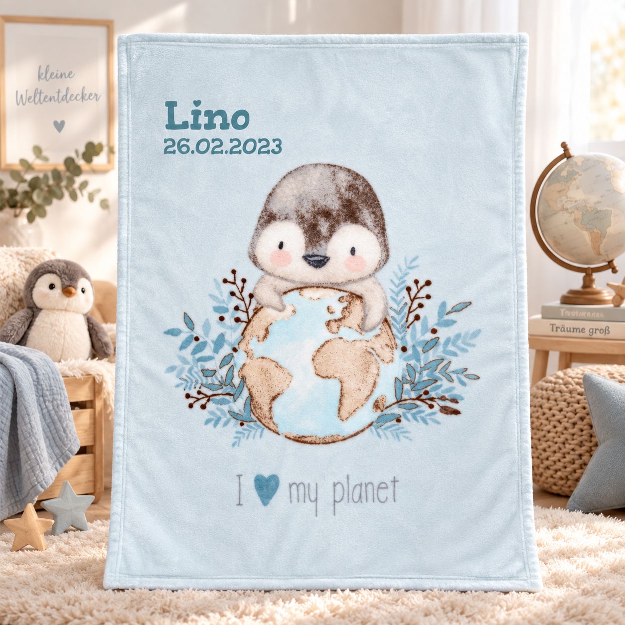 Personalisierte hellblaue Babydecke mit Pinguinmotiv, Name und Geburtsdatum im Kinderzimmer