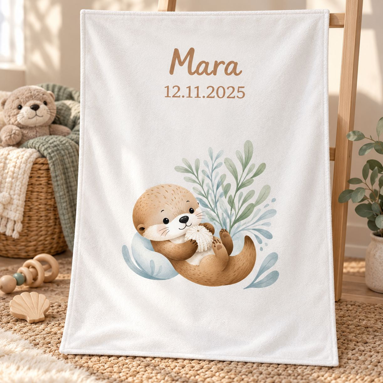 Weiße Babydecke mit Namen und Schnuffel-Otter-Motiv