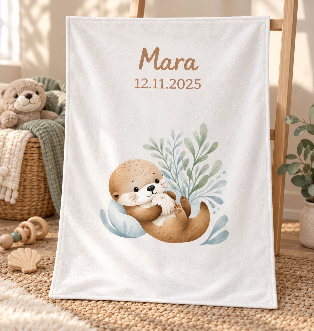 Weiße Babydecke mit Namen und Schnuffel-Otter-Motiv