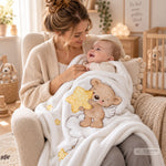 Mutter mit Baby und kuscheliger Schutzengel-Babydecke im Kinderzimmer