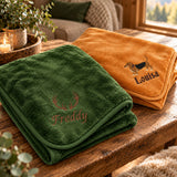 Grüne und sand-farbige Kuscheldecke mit Geweih und Wunschname und Hund mit Namen bestickt