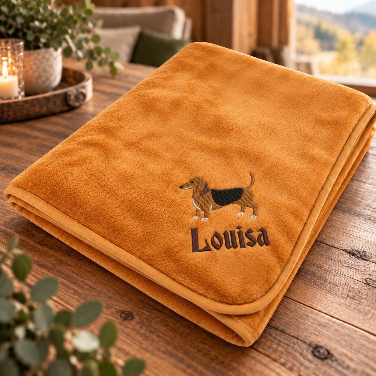 Sandfarbene Kuscheldecke mit Dackelmotiv und Wunschname bestickt