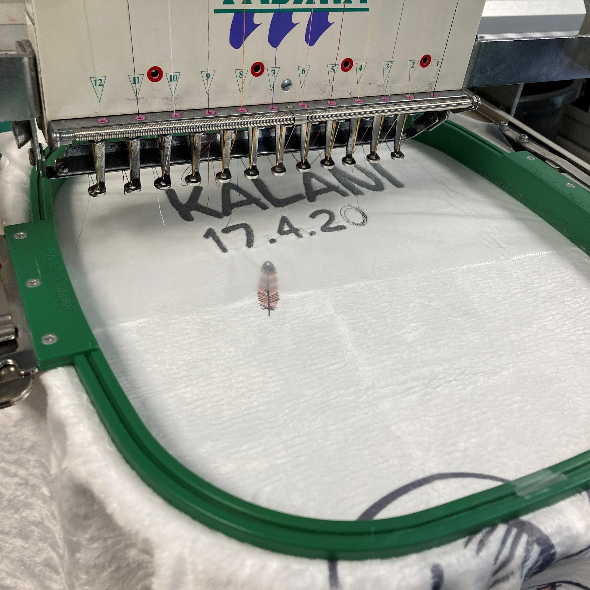Stickmaschine im Einsatz