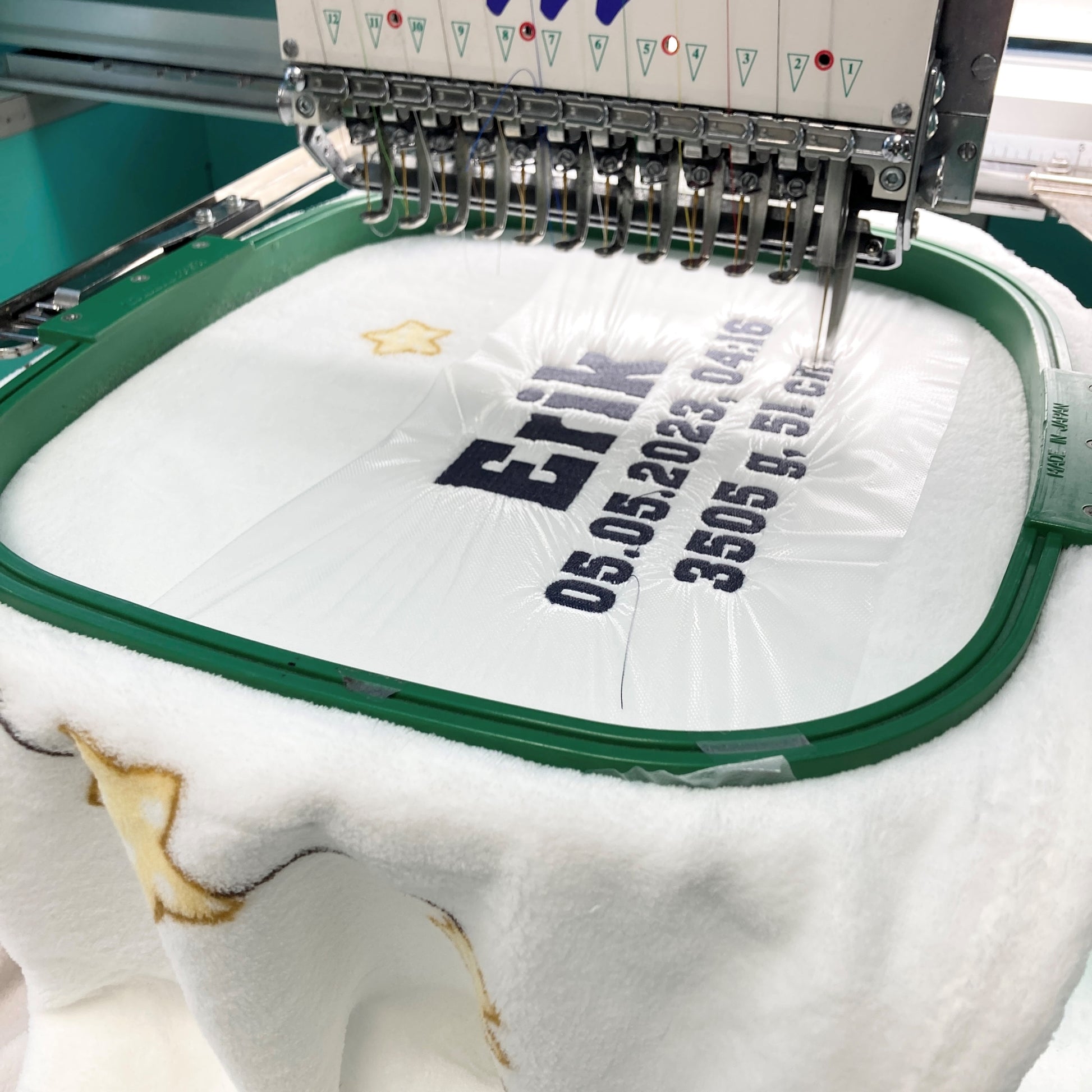 Stickmaschine im Einsatz