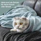 Katze mit Decke von wolimbo auf Sofa