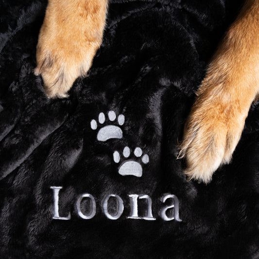 schwarze Hundedecke mit Namen "Loona" bestickt