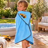 Kind mit kristallblauem Kapuzenhandtuch und Radladermotiv nach dem Baden
