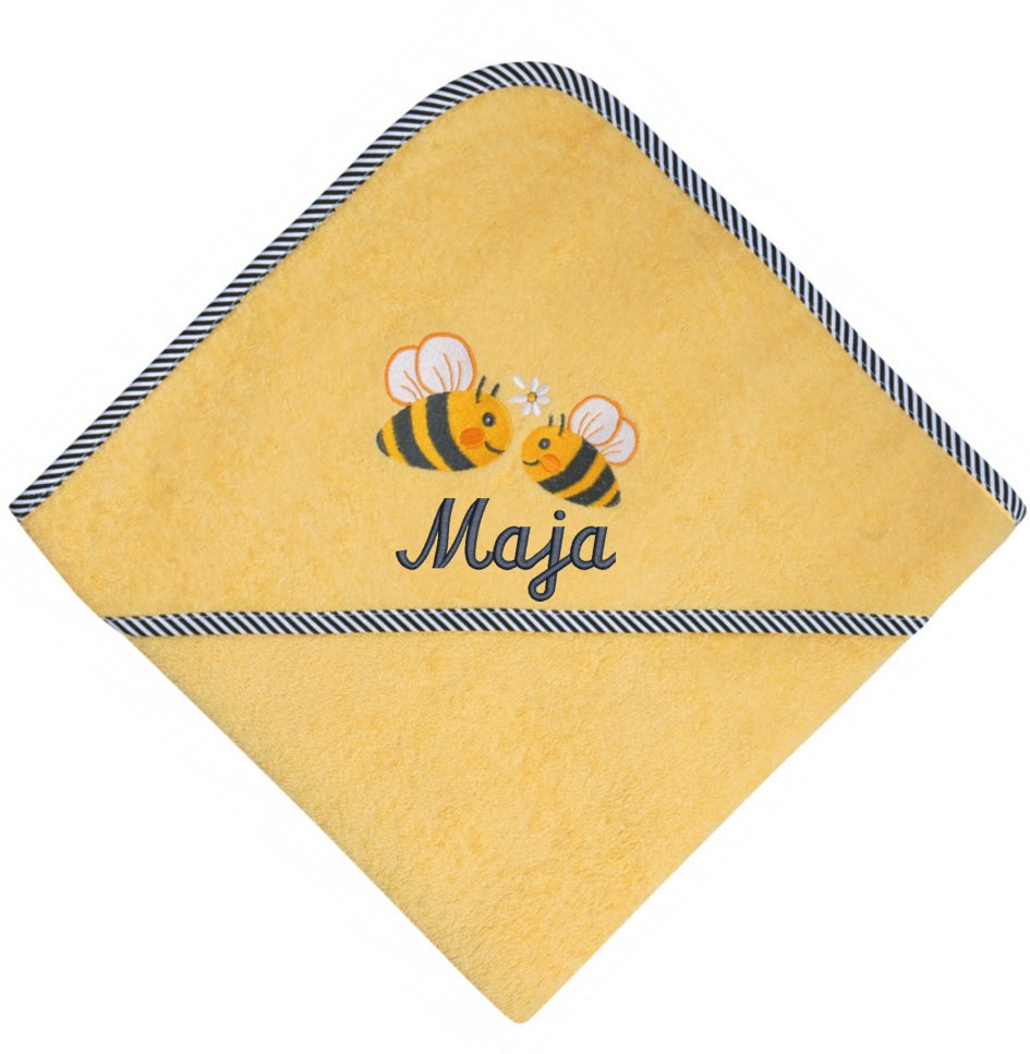 Detail des gelben Kapuzenhandtuchs mit Bienenmotiv und besticktem Namen auf der Kapuze