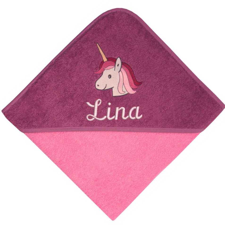 Kapuze des rosa Kapuzenhandtuchs mit Einhornmotiv und gesticktem Namen