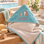 Personalisiertes Kapuzenhandtuch in greige mit Igelmotiv und Namensstickerei im Badezimmer