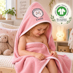 Kind im rosa Kapuzenhandtuch mit Igelmotiv und Namen