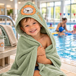 Kind mit personalisiertem Kapuzenhandtuch Löwe in Hellolive im Schwimmbad