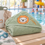 Personalisiertes Kapuzenhandtuch Löwe in Hellolive mit Namen am Schwimmbad