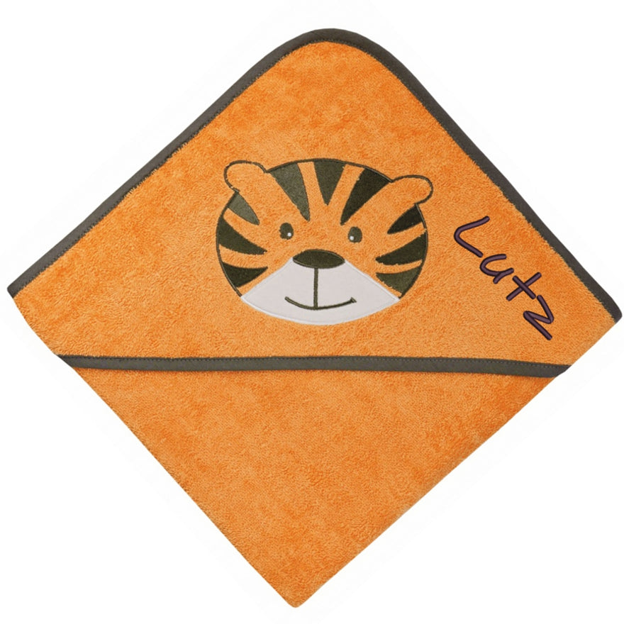 Detail der Kapuze des orangefarbenen Kapuzenhandtuchs mit Tigermotiv und gesticktem Namen Lutz