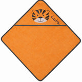 Orangefarbenes Kapuzenhandtuch mit dunkler Einfassung, Tigermotiv und gesticktem Namen Lutz in vollständiger Ansicht
