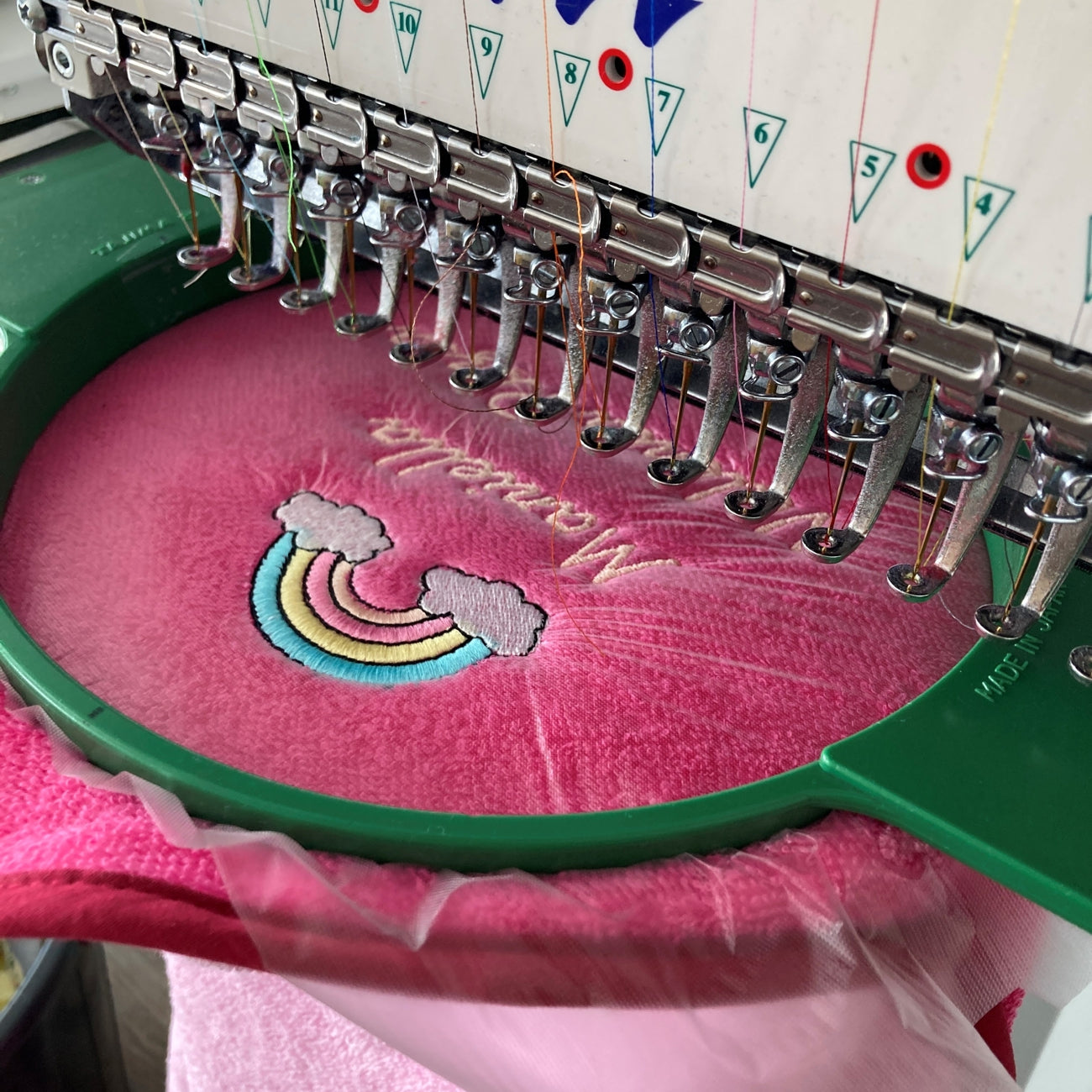 Stickmaschine im Einsatz