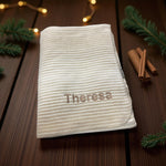 Personalisierte beige-weiße Wohndecke mit gesticktem Namen als Weihnachtsgeschenk