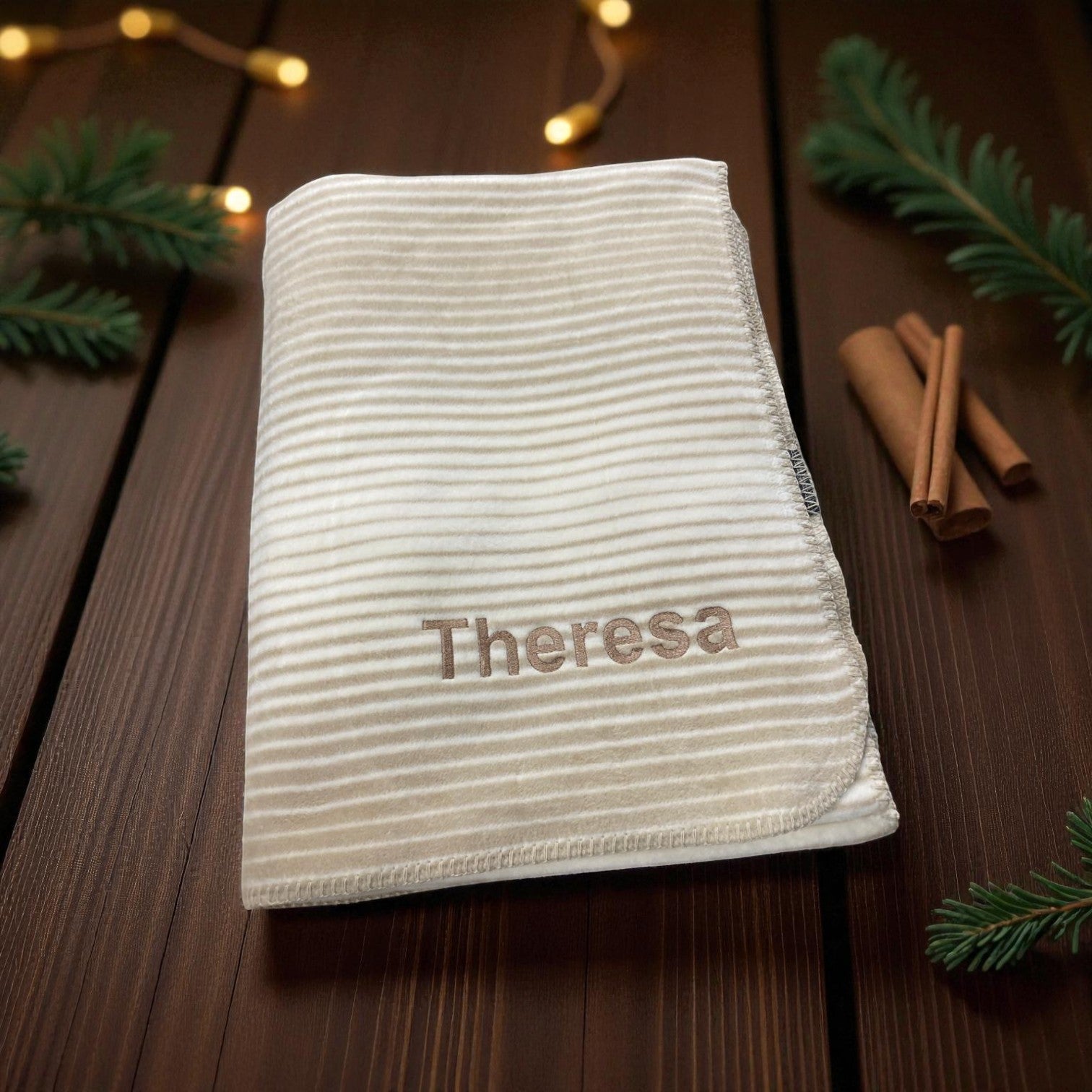 Personalisierte beige-weiße Wohndecke mit gesticktem Namen als Weihnachtsgeschenk