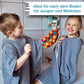 Kinder spielen im Badezimmer und tragen Bio-Badeponcho
