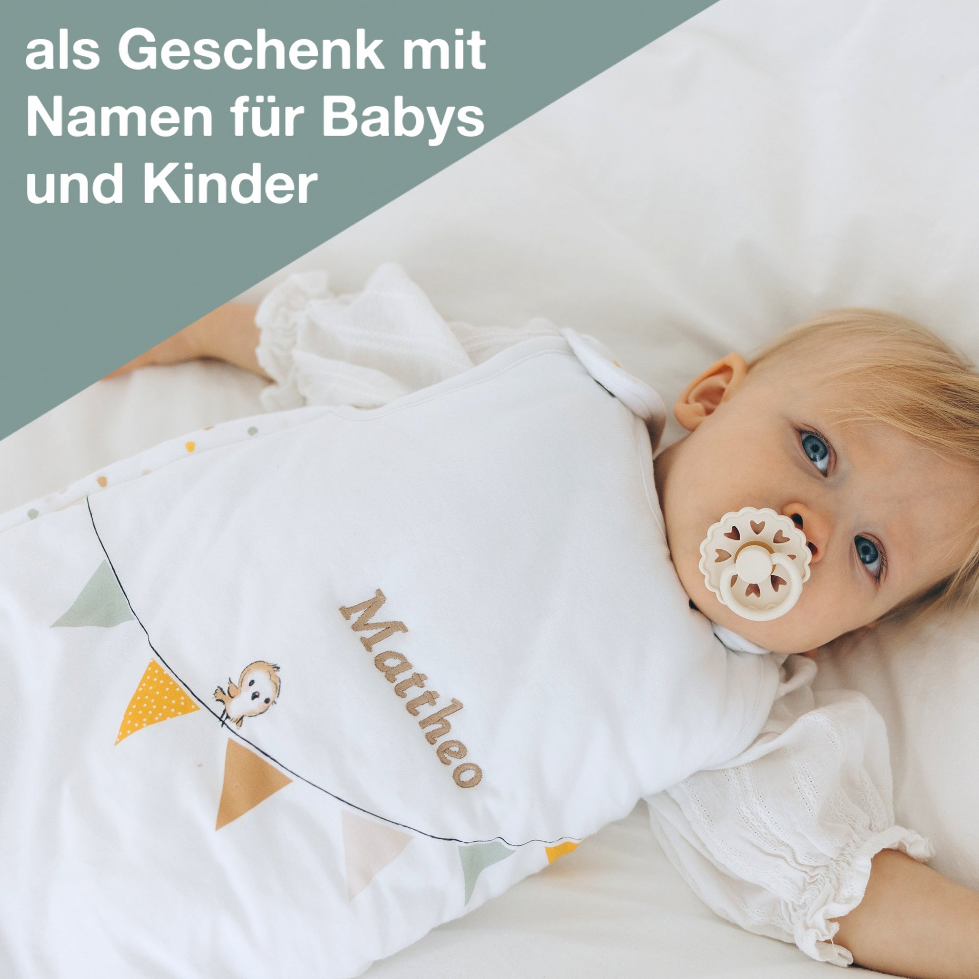 Baby liegt im Schlafsack im Bett