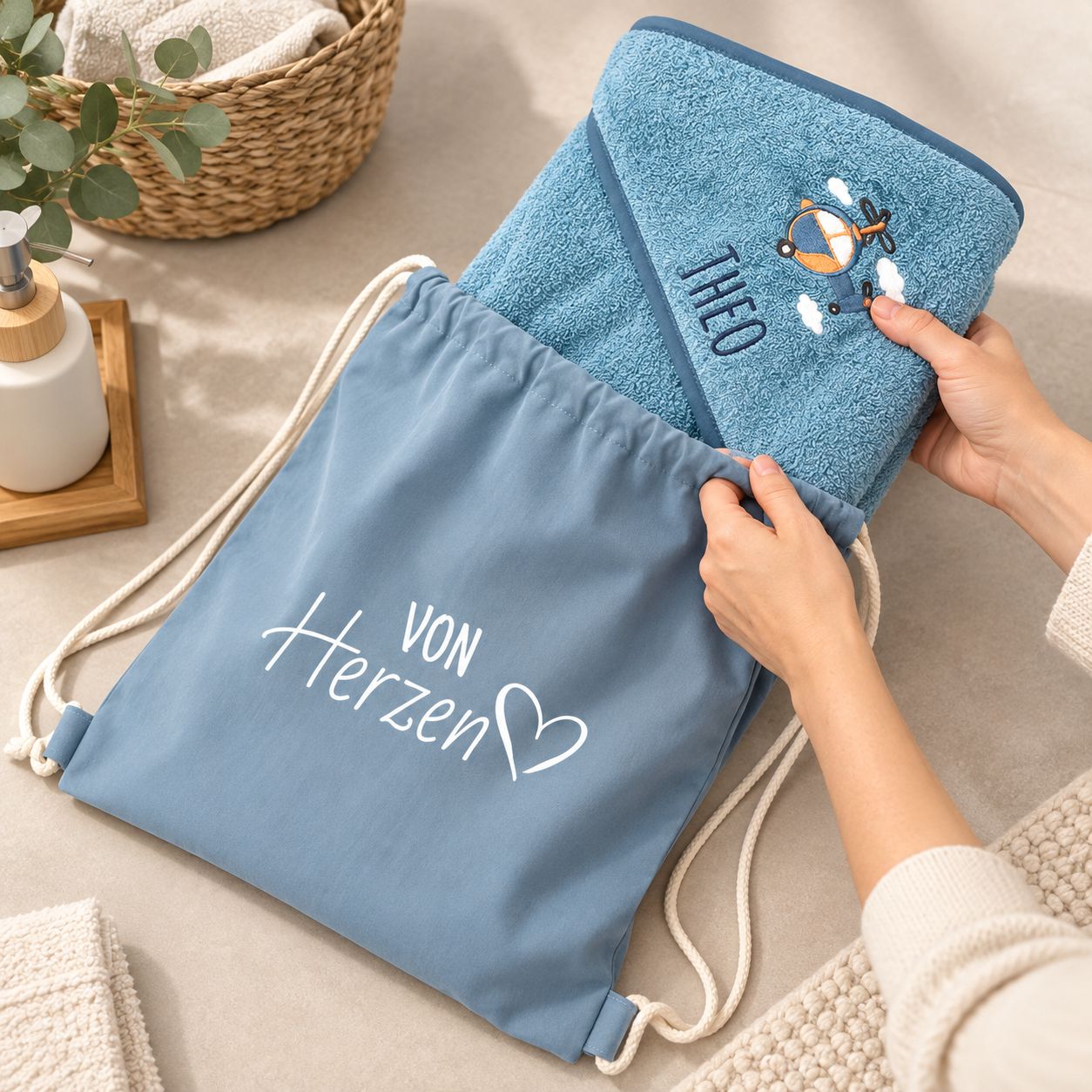 Geschenkbeutel „Von Herzen“ zum Verpacken eines personalisierten Kapuzenhandtuchs