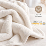 Materialdetail der Wohndecke aus 100 % Polyester mit OEKO-TEX Standard 100