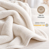 Materialdetail der Wohndecke aus 100 % Polyester mit OEKO-TEX Standard 100