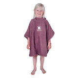 Mädchen mit mauve Poncho bestickt mit Namen 