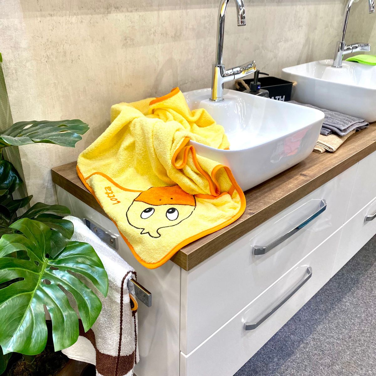 Handtuch gelb mit Ente auf Waschbecken