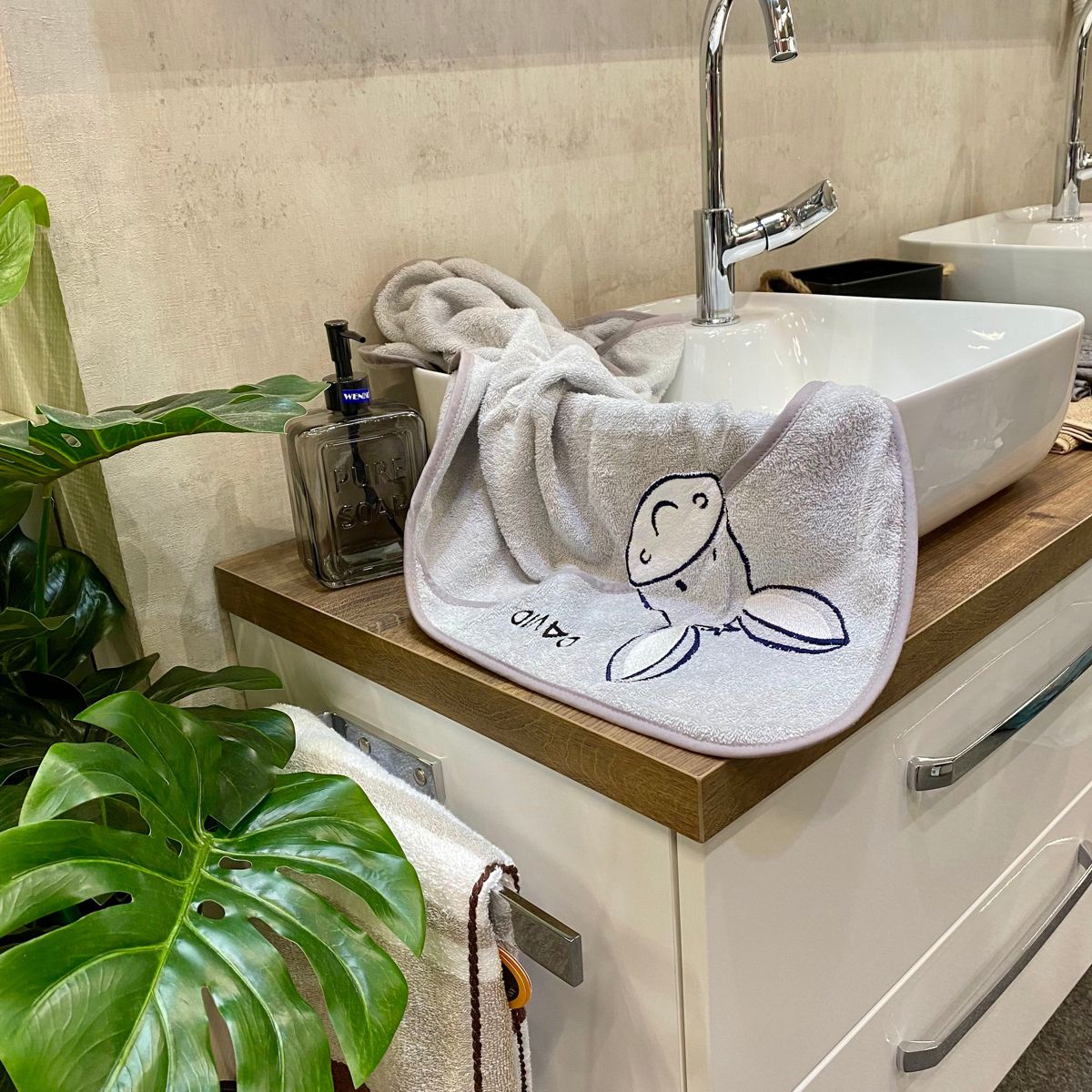 Handtuch Esel grau mit Namen liegt auf Waschbecken