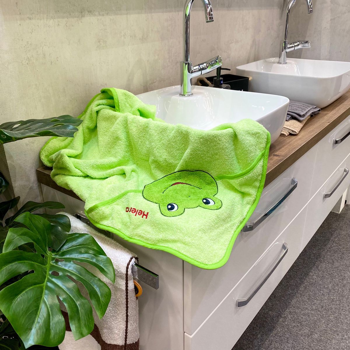 Handtuch Froschgesicht liegt auf Waschbecken