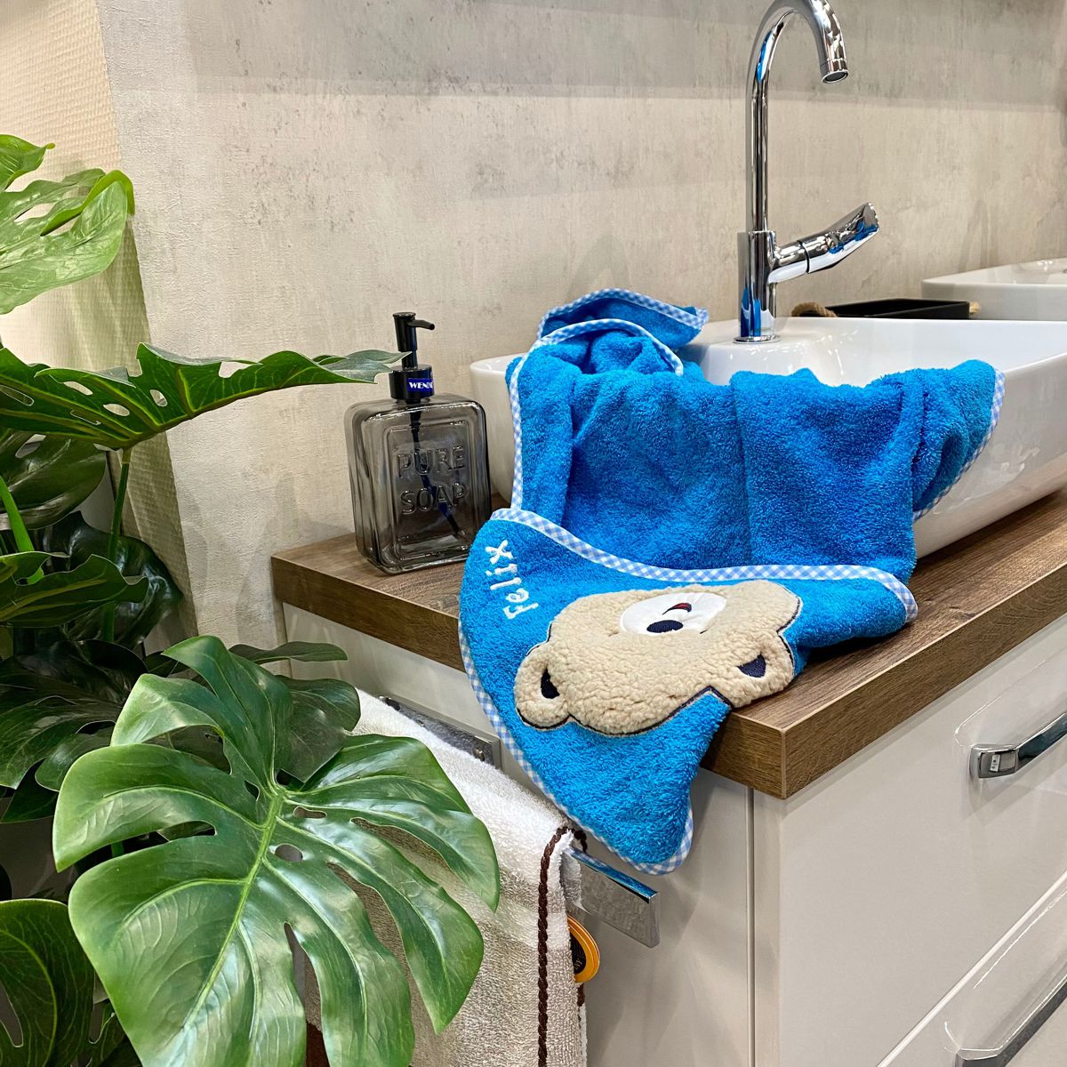 Handtuch Bär-Gesicht türkis liegt auf Waschbecken